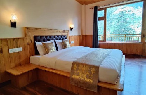 Banjar Hotel | The Woodpecker Inn & Café, Jibhi