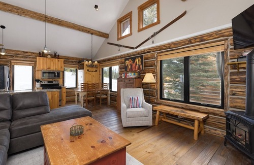 Big Sky Cabin | The Wrangler-Cowboy Heaven Cabin, Hot Tub, Firepit, New Bathrooms & Furnishings