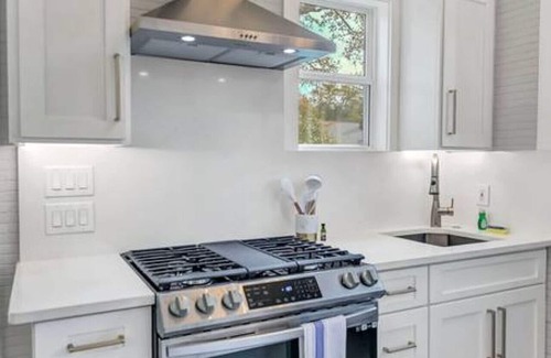 Earlewood House | The Wren's Nest | 1BR 2BA Guesthouse