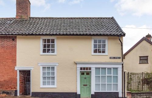 Framlingham House | The Yellow Cottage On The Hill