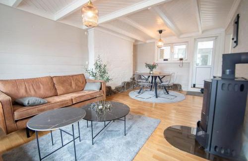 Stavanger Apartment | The yellow door