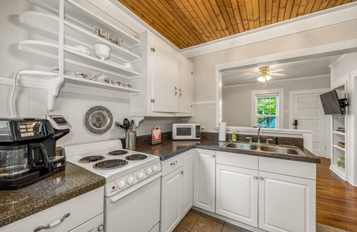 Fort Payne Cottage | The Yellowflower Historical Home in a Great Location!