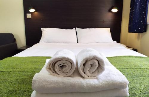 Headington Apartment | The Yew Studio - Self contained one bed studio flat with parking