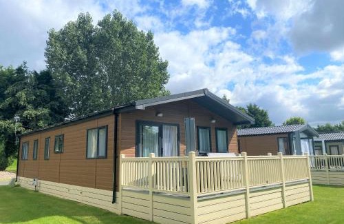 Allerthorpe House | The Yorkshire Burrow Lodge with Hot Tub