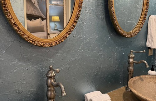 Oxford Cottage | The Z is a cozy cottage walking distance to the square, campus and Rowan Oak.