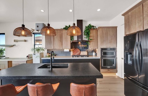 North Salt Lake House | The Zen Den:10-min to Down Town SLC: Spa Experience Sauna, Cold Plunge, Redlight