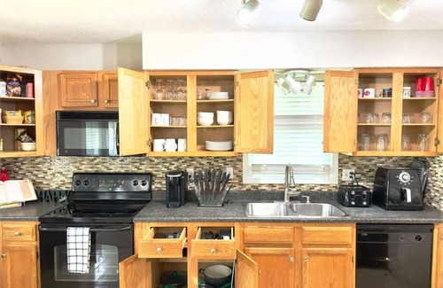 South Kansas City House | The Zen Den 3 BD 2 Bath Parking WiFi