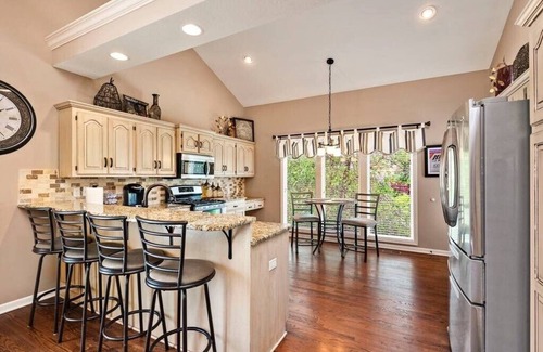 Prairie Point-Wildberry House | Theater*Steam Shower*Gym*Bar