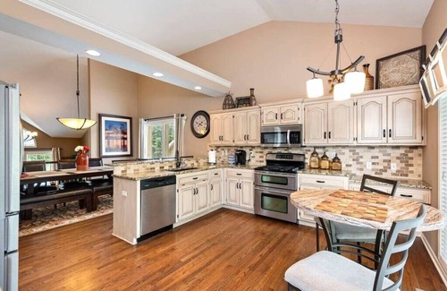 Prairie Point-Wildberry House | Theater*Steam Shower*Gym*Bar