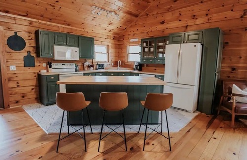 Murrayville Cabin | Theatre Room! Dog Friendly! King Bed! STR-22-0015