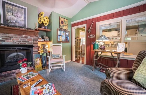 Clarkesville Cabin | Theda Mae's Sunflower Suite-#1