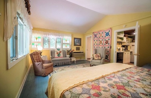 Clarkesville Cabin | Theda Mae's Sunflower Suite-#1