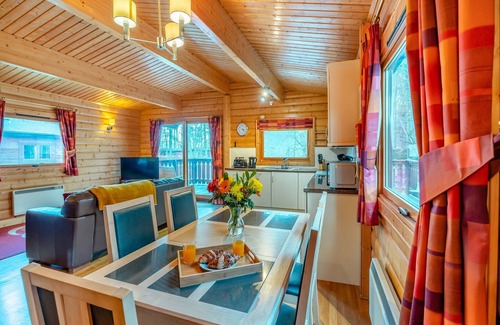 Kenwick Cottage | Theis lodge is in a peaceful location with great walks through the woods, a nature lover’s delight.
