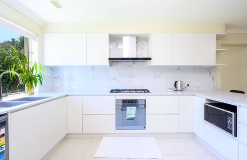 Helensvale House | Theme Park Paradise 4BR Spacious Family Home near Gold Coast Parks