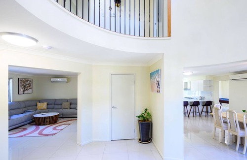 Helensvale House | Theme Park Paradise 4BR Spacious Family Home near Gold Coast Parks