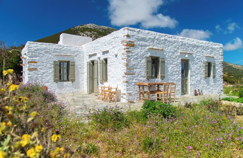 Apollonia House | Themonies, a collection of converted traditional Cycladic barns.