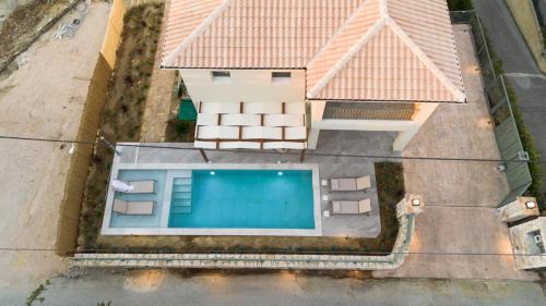 Akrotiri Villa | Theoni House