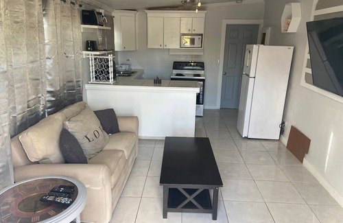 Nassau Apartment | TheRedDoor@ShermanAve near Downtown Nassau