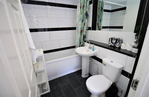 Cathays Apartment | Thesiger Court Apartments - Free Private Parking - by Property Promise