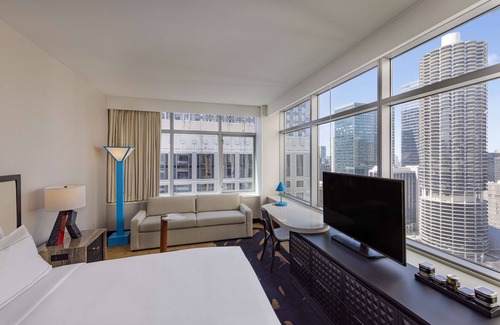 Downtown Chicago Hotel | theWit Chicago, a Hilton Hotel