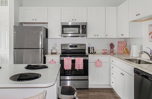 Kissimmee Apartment | Think Pink in Kissimmee - Gorgeous 2BD with free WIFI, free parking and more!!
