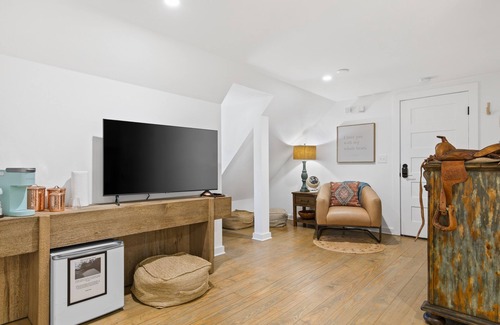 Blairsville House | Third-floor mountain view suite with deck, firepits, & game room