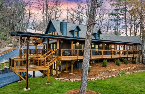 Blairsville House | Third-floor mountain view suite with deck, firepits, & game room