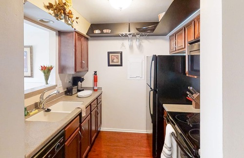 North Capitol Condo | Third-floor riverfront condo with shared pool, fast WiFi, balcony, & central AC