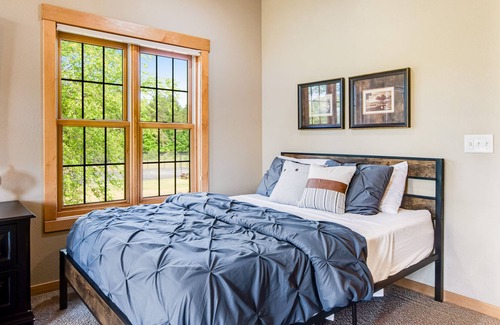 Three Lakes Condo | Third-floor studio with kitchenette, balcony, pool, hot tubs, & gym