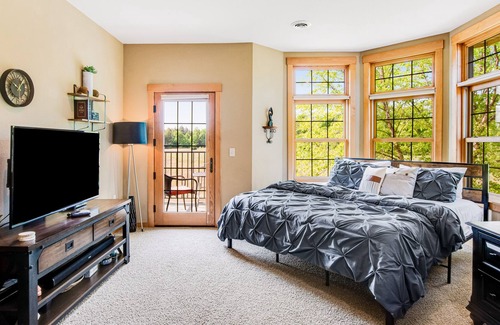 Three Lakes Condo | Third-floor studio with kitchenette, balcony, pool, hot tubs, & gym