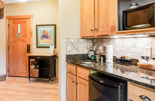 Three Lakes Condo | Third-floor studio with kitchenette, balcony, pool, hot tubs, & gym
