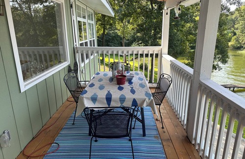 Cook Springs House | This 4 bedroom, 4 bath home sits on a peaceful cove on Logan Martin Laken nn