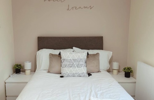 Stroud Apartment | This apartment is a 2 bedroom(s), 2 bathrooms, located in Stroud, Gloucestershire.