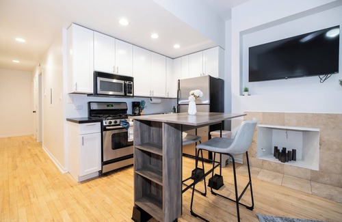 Park West Apartment | This apartment is a 1 bedroom(s), 1 bathrooms, located in Chicago, IL.