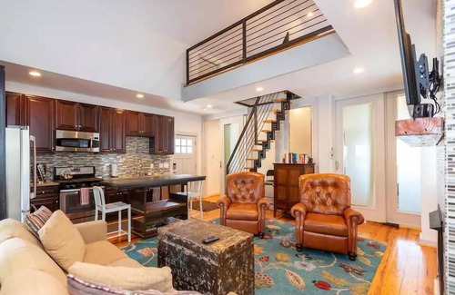 Lake Claire Apartment | This apartment is a 2 bedroom(s), 1 bathrooms, located in Atlanta, GA.