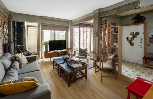 Bebek Apartment | This apartment is a 2 bedroom(s), 1.5 bathrooms, located in Beşiktaş, İstanbul.