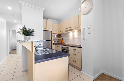 Battery Hill Apartment | This apartment is a 2 bedroom(s), 1 bathrooms, located in Battery Hill, QLD.