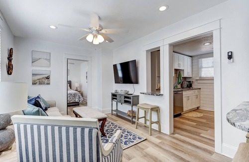 Jacksonville Beach Apartment | This apartment is a 2 bedroom(s), 1 bathrooms, located in Jacksonville, FL.