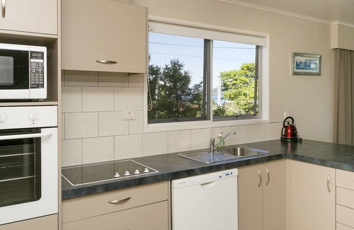 Taupo Cottage | This Bach Has it All - Rainbow Point Holiday Home