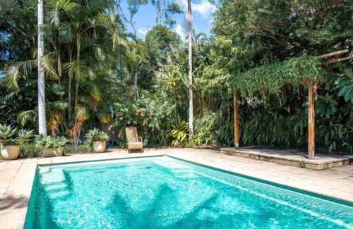 Ewingsdale Apartment | This Balinese inspired home offers tranquility and views of Byron Bay