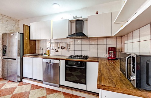 Medvinjak Apartment | This beautiful house is located on a hill and in Medvinjak, a suburb of Korcula.