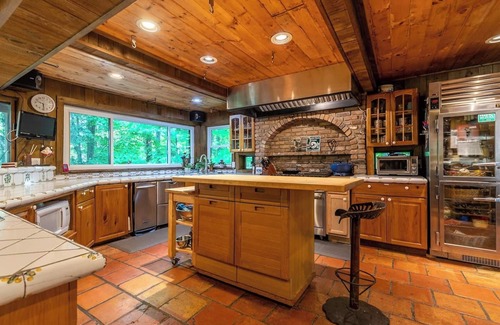 Stratton Mountain Ski Chalet | This chalet is a 5 bedroom(s), 3.5 bathrooms, located in Stratton Mountain, VT.
