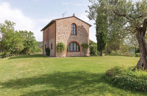 Toiano House | This characteristic barn has been completely renovated and divided into two apartments.