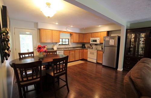 Monticello Cottage | This charming cozy cottage has a private hot tub, deck for fishing.