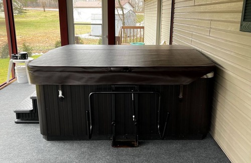 Monticello Cottage | This charming cozy cottage has a private hot tub, deck for fishing.