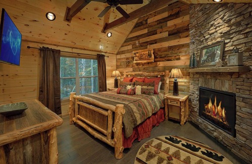 Gatlinburg - Pigeon Forge Resort | This charming retreat comfortably sleeps 12 people!