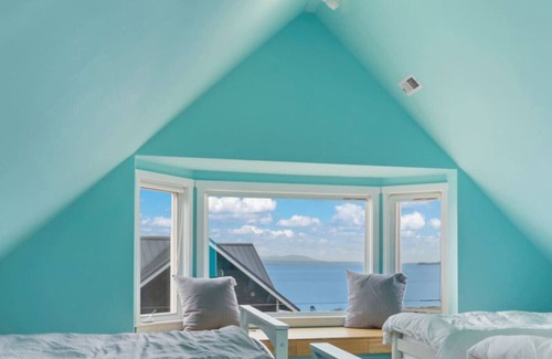 Clinton House | This charming waterfront home is the perfect destination for a family vacation your loved ones will treasure forever.
