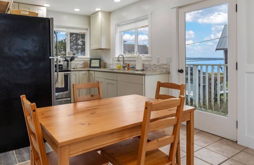 Clinton House | This charming waterfront home is the perfect destination for a family vacation your loved ones will treasure forever.