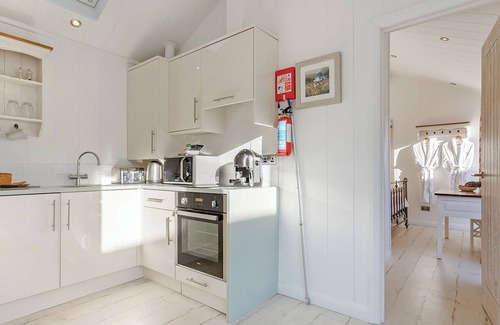 Hele Ski Chalet | This chic country style beach hut is ideal for a romantic escape by the sea.