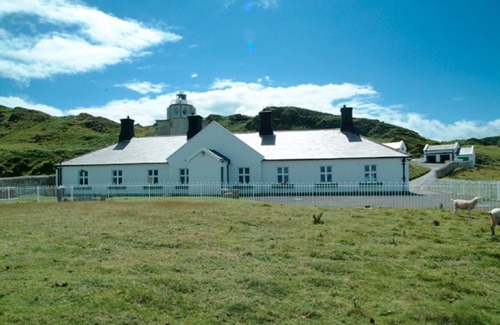 Mortehoe Cottage | This cottage is part of the Bull Point Lighthouse site, just outside the pretty village of Mortehoe.